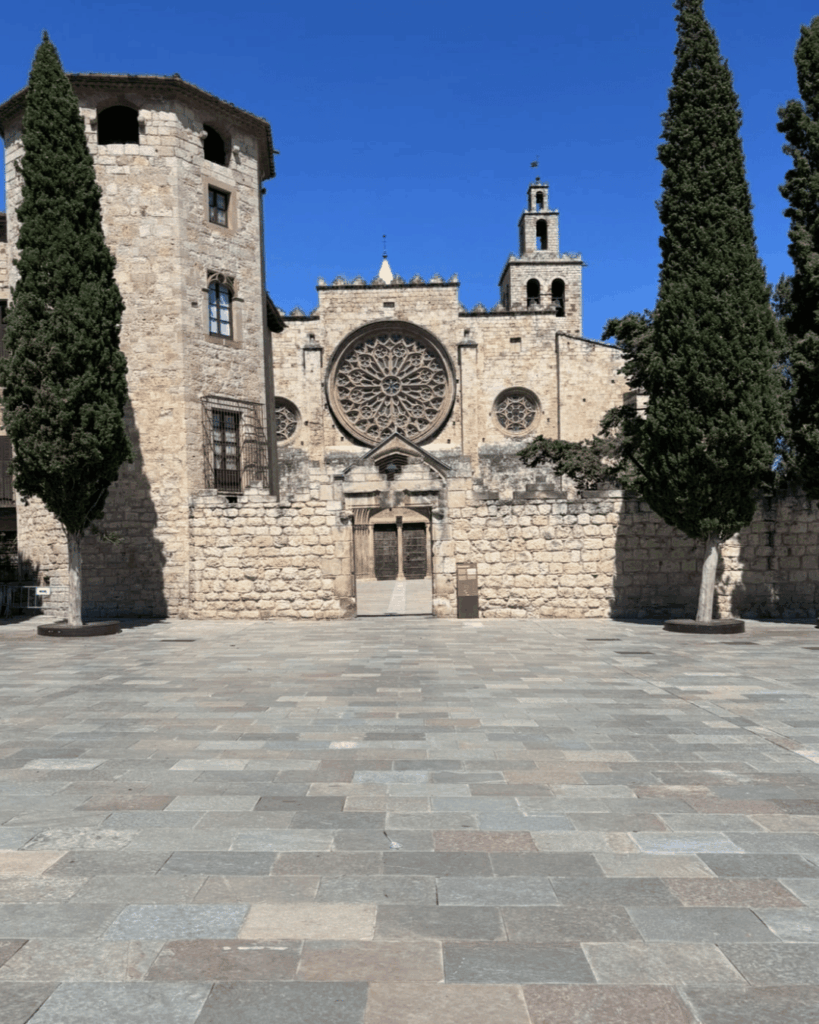 Monasterio de Sant Cugat del Vallès. Uno de los monumentos históricos más representativos de la ciudad.